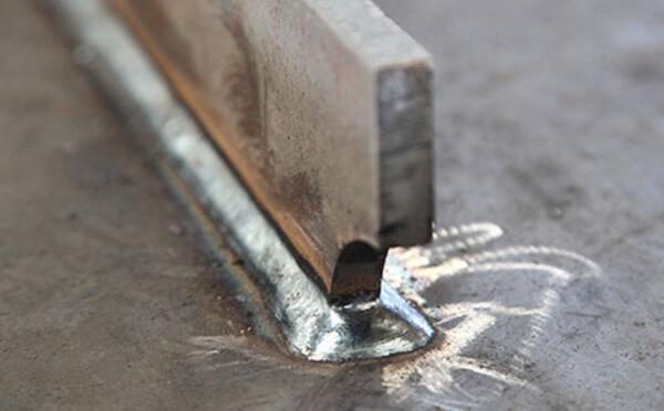 先焊焊縫少的一側(cè)，后焊焊縫多的一側(cè)